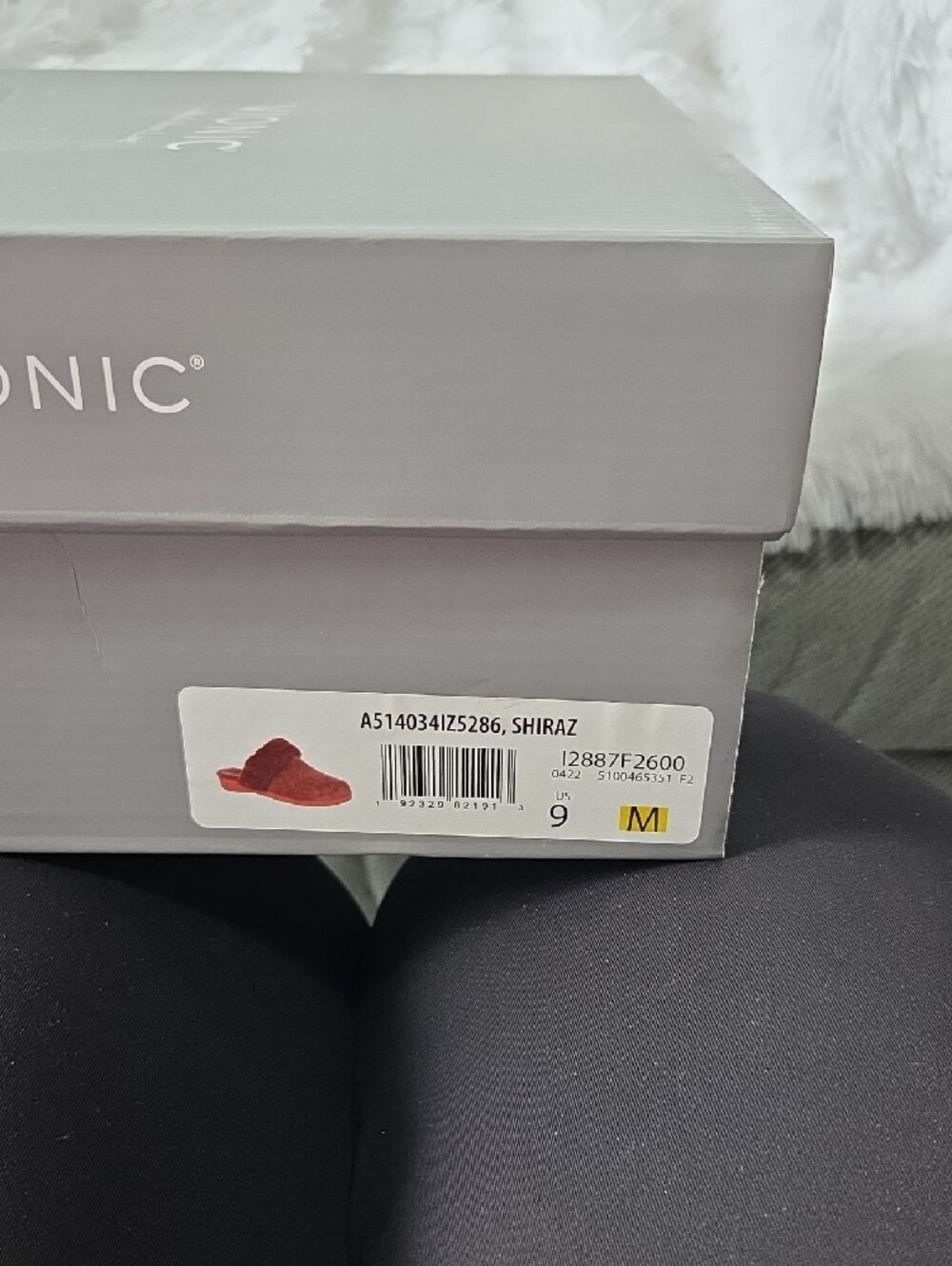 New In Box Vionic Women’s Plush Slide Slippers - Burgundy - Picture 3 of 3